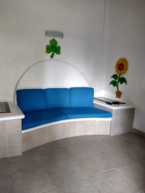 Studio, 1 King Bed, Kitchenette | In-room safe, bed sheets