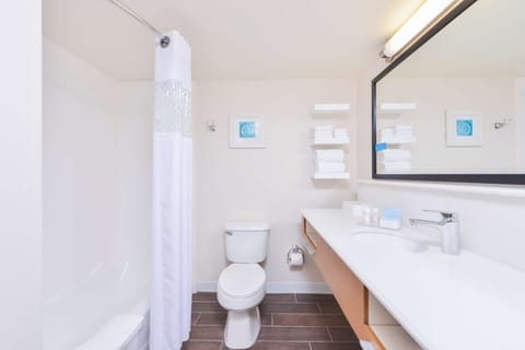 Combined shower/tub, free toiletries, towels