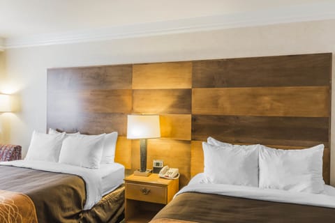 Premium bedding, in-room safe, desk, laptop workspace