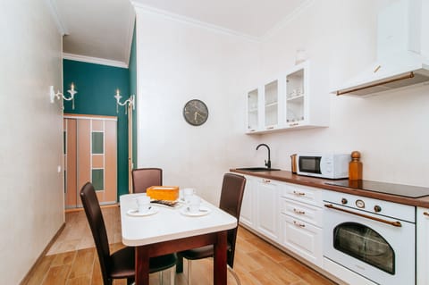 Apartment | Private kitchen | Full-size fridge, microwave, oven, cookware/dishes/utensils