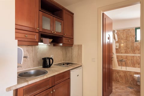 One Bedroom Apartment, Inland View | Private kitchenette | Electric kettle
