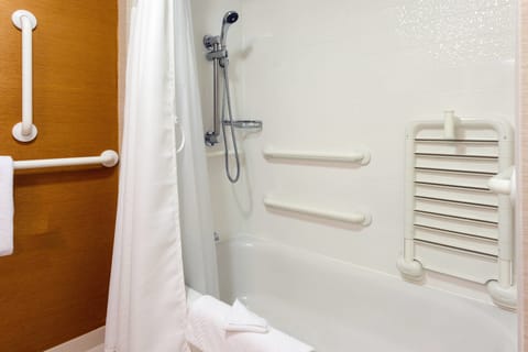 Combined shower/tub, free toiletries, hair dryer, towels