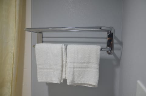 Combined shower/tub, towels