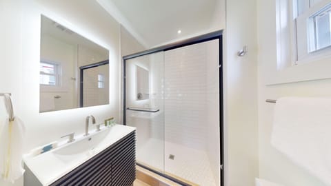 Two Bedroom Queen Suite | Bathroom | Shower, free toiletries, towels, soap