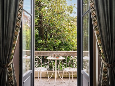 Executive Suite, Garden View | Hypo-allergenic bedding, down comforters, minibar, in-room safe