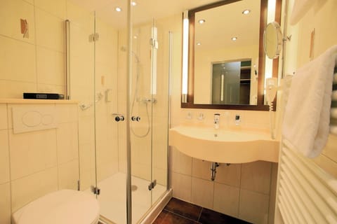 "Soonwald" Grand Comfort Single Room | Bathroom | Shower, free toiletries, hair dryer, bathrobes