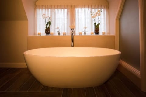 Suite | Deep soaking bathtub