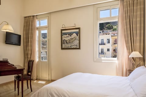 Standard Double Room | Minibar, individually decorated, individually furnished, desk