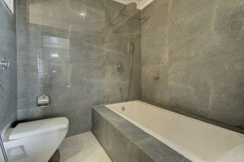 Royal Club Room | Bathroom | Shower, rainfall showerhead, free toiletries, towels