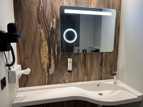 Quadruple Room | Bathroom | Shower, free toiletries, hair dryer, towels