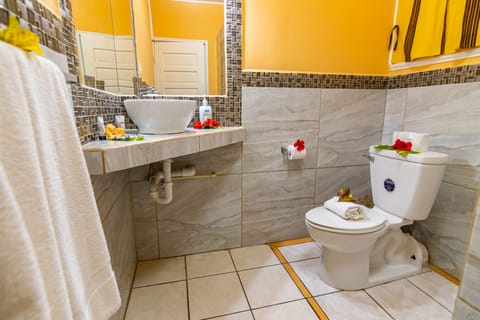 Standard Room | Bathroom | Shower, free toiletries, towels