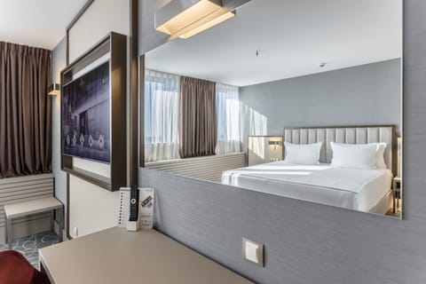 Deluxe Double Room | Minibar, in-room safe, desk, laptop workspace