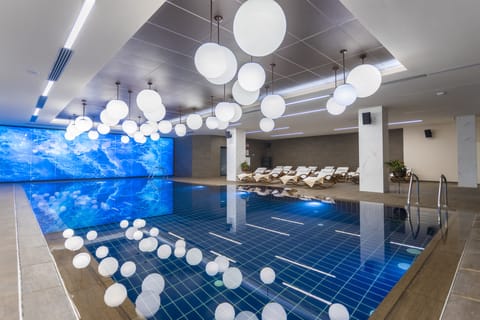 Indoor pool, sun loungers