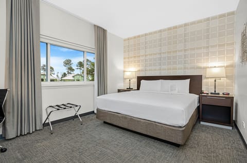 Deluxe Room, 1 King Bed | Pillowtop beds, in-room safe, individually furnished, desk
