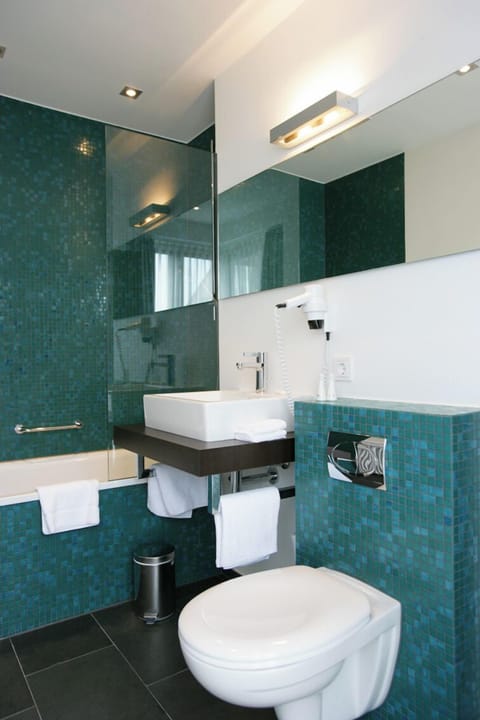 Combined shower/tub, eco-friendly toiletries, hair dryer, towels