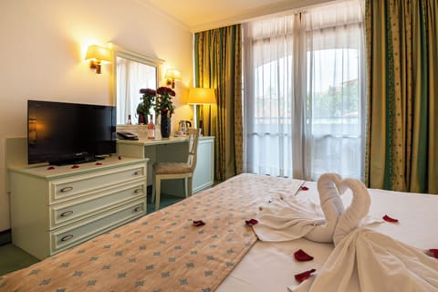 Double Room (Free Beach Access, Free Wifi, Parking) | Free minibar, in-room safe, desk, free WiFi