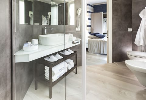 Suite | Bathroom | Free toiletries, hair dryer, bidet, towels