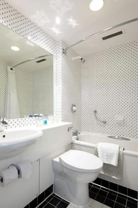 Standard Double Room | Bathroom | Combined shower/tub, free toiletries, towels