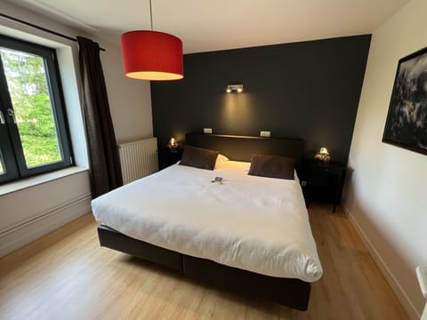 Comfort Room | Desk, free cribs/infant beds, free WiFi, bed sheets