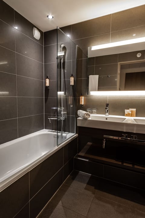 Junior Suite, 1 Double Bed | Bathroom | Eco-friendly toiletries, hair dryer, towels