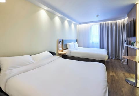 Family Room, 1 Queen Bed with Sofa bed | Premium bedding, Select Comfort beds, desk, laptop workspace