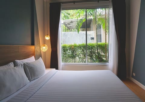 One Bedroom Villa Pool View | In-room safe, desk, free WiFi, bed sheets