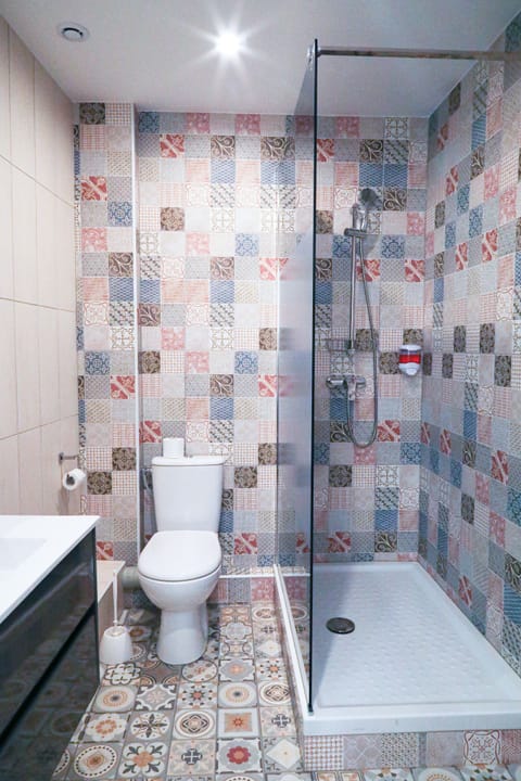 Classic Double Room | Bathroom | Rainfall showerhead, hair dryer, towels