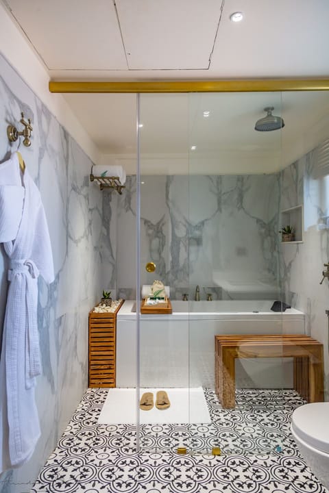 Fern Club Suite | Bathroom | Shower, free toiletries, hair dryer, slippers