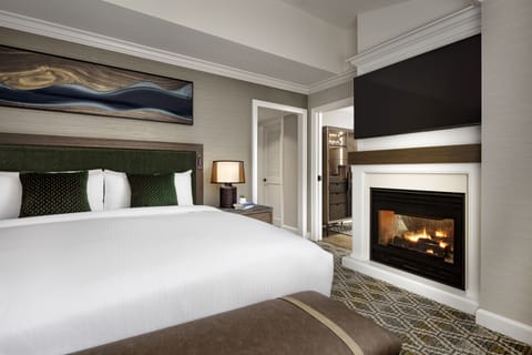 Fairmont Gold, Junior Suite, 1 King Bed | In-room safe, laptop workspace, iron/ironing board