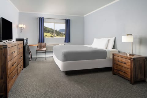 Gold King Mountain Inn King Bed | Premium bedding, in-room safe, desk, iron/ironing board