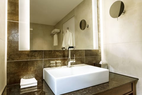 Combined shower/tub, deep soaking tub, free toiletries, hair dryer