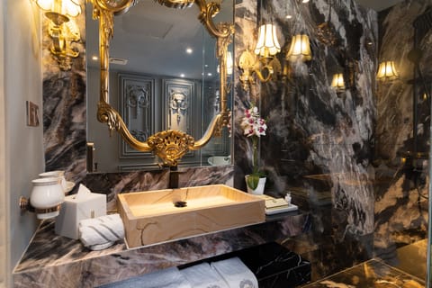 PALATIAL NOIRE I | Bathroom | Designer toiletries, hair dryer, bathrobes, slippers