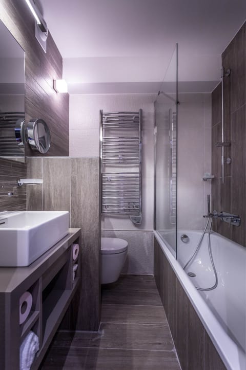 Combined shower/tub, free toiletries, hair dryer, slippers