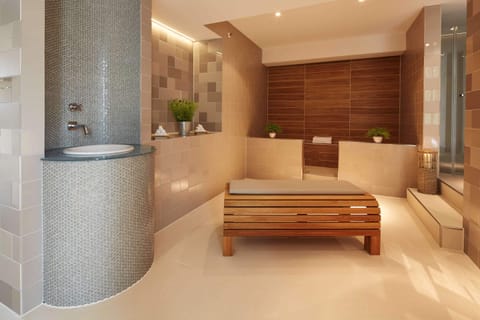 Sauna, steam room, 3 treatment rooms, massages