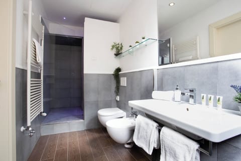 Classic Triple Room | Bathroom | Shower, rainfall showerhead, hair dryer, bidet