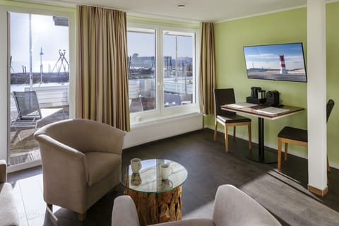 Laptop workspace, blackout drapes, free WiFi