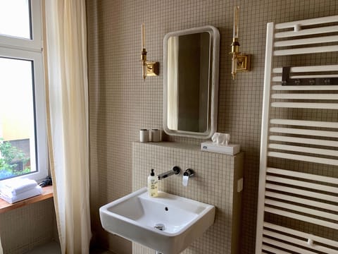 Superior Apartment | Bathroom | Free toiletries, hair dryer, towels