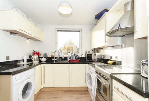 City Apartment, Private Bathroom, Garden View (Peaceful Ferryhill) | Shared kitchen