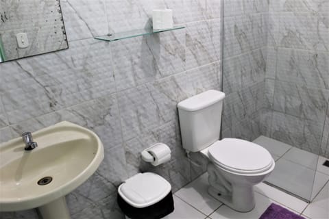 Standard Triple Room | Bathroom | Shower, hair dryer, towels