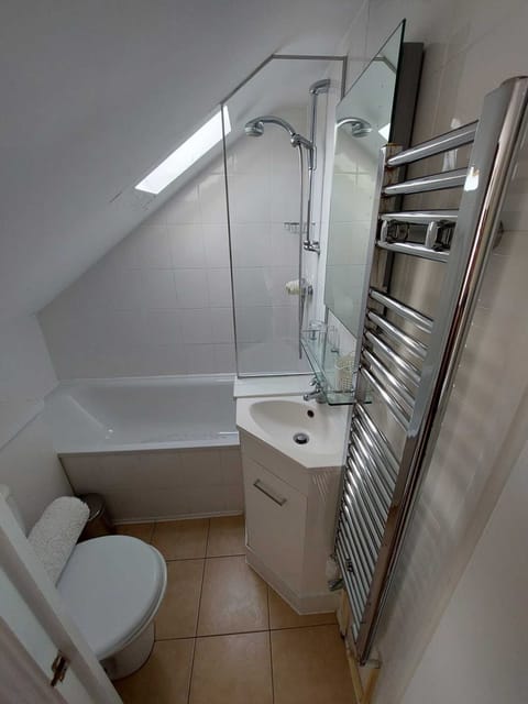 Basic Twin Room, Ensuite (Attic-restricted height ) | Bathroom