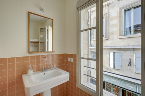 Classic Double Room, Ensuite (Chambre) | Bathroom | Slippers