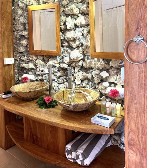 Beachfront Bliss Fare | Bathroom | Shower, rainfall showerhead, free toiletries, hair dryer