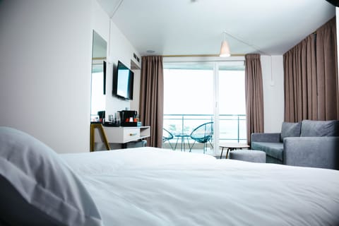 Junior Suite, Balcony, Sea View | Minibar, desk, free WiFi, bed sheets