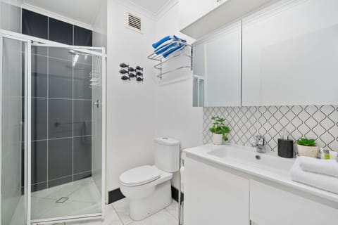 Pool View Suite | Bathroom | Shower, free toiletries, hair dryer, towels