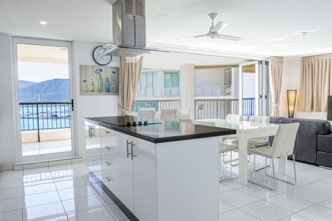 Premium Apartment, 2 Bedrooms, Non Smoking, Kitchen | Private kitchen | Full-size fridge, microwave, stovetop, dishwasher