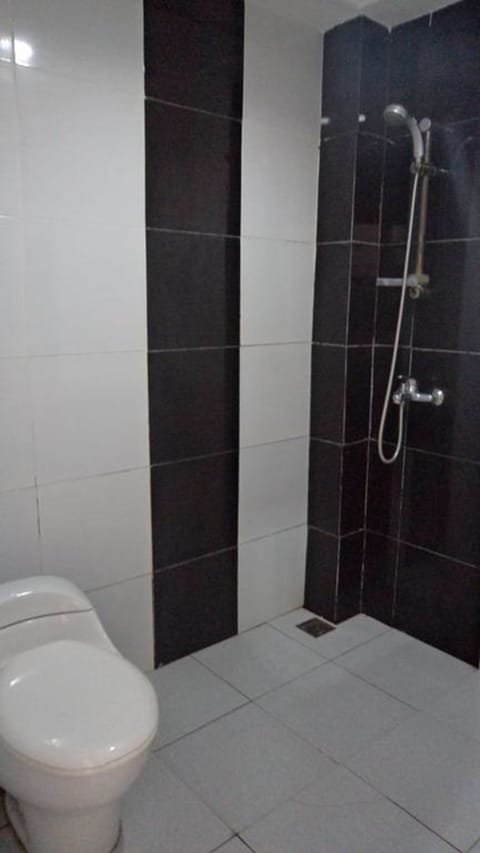 Studio | Bathroom | Combined shower/tub, free toiletries, towels