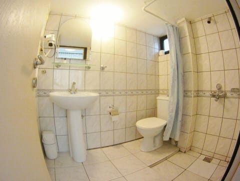 Standard Room | Bathroom | Shower, free toiletries, hair dryer, towels