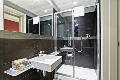 Rainfall showerhead, free toiletries, hair dryer, bidet