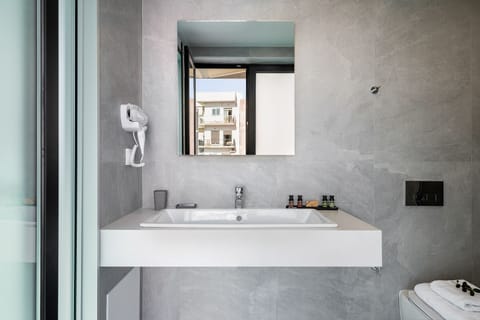 Superior Studio Suite | Bathroom sink