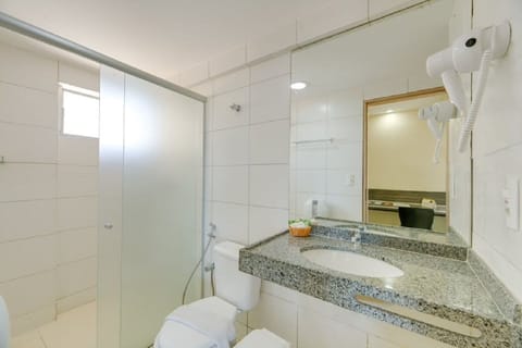 Comfort Room, Balcony, Sea Facing (COMFORT PLUS FRENTE MAR COM VARANDA) | Bathroom | Shower, towels